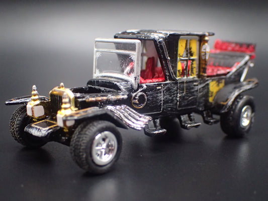THE MUNSTERS BARRIS KOACH CUSTOM BARN FIND 1:64 SCALE DIORAMA DIECAST MODEL CAR