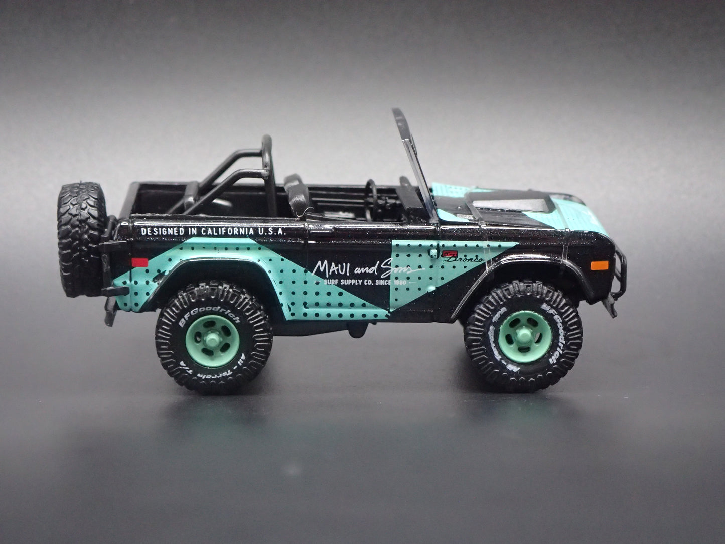 1966 66 FORD BRONCO 4X4 MAUI & SONS 1:64 SCALE DIORAMA DIECAST MODEL CAR
