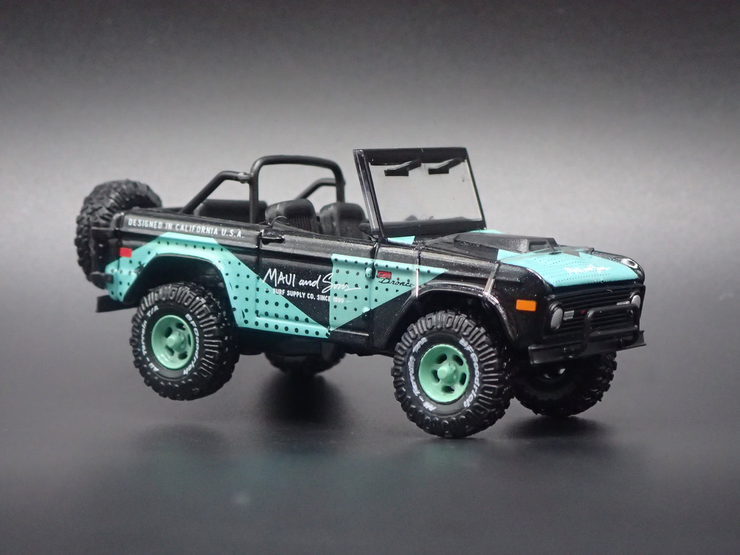 1966 66 FORD BRONCO 4X4 MAUI & SONS 1:64 SCALE DIORAMA DIECAST MODEL CAR