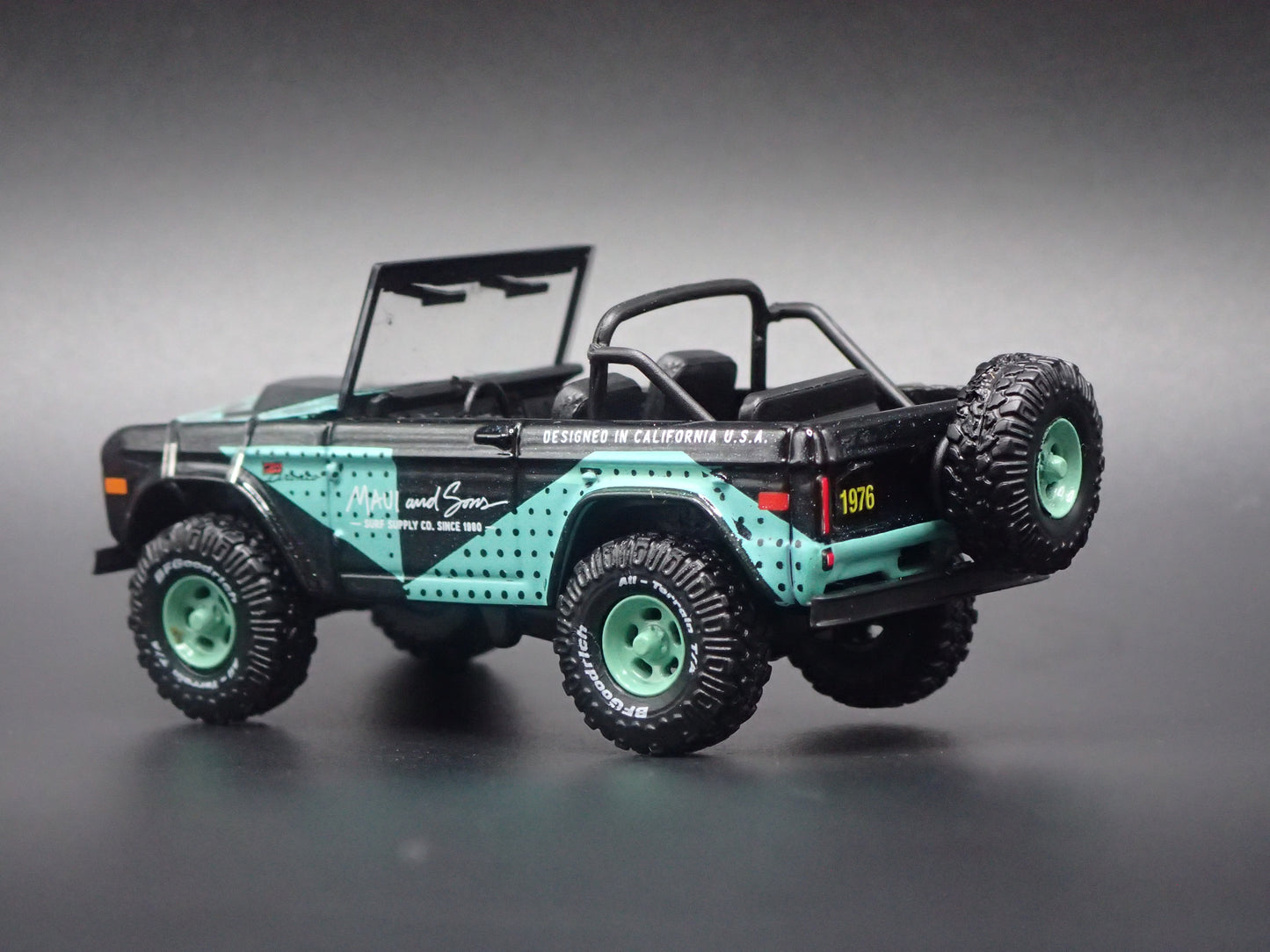1966 66 FORD BRONCO 4X4 MAUI & SONS 1:64 SCALE DIORAMA DIECAST MODEL CAR