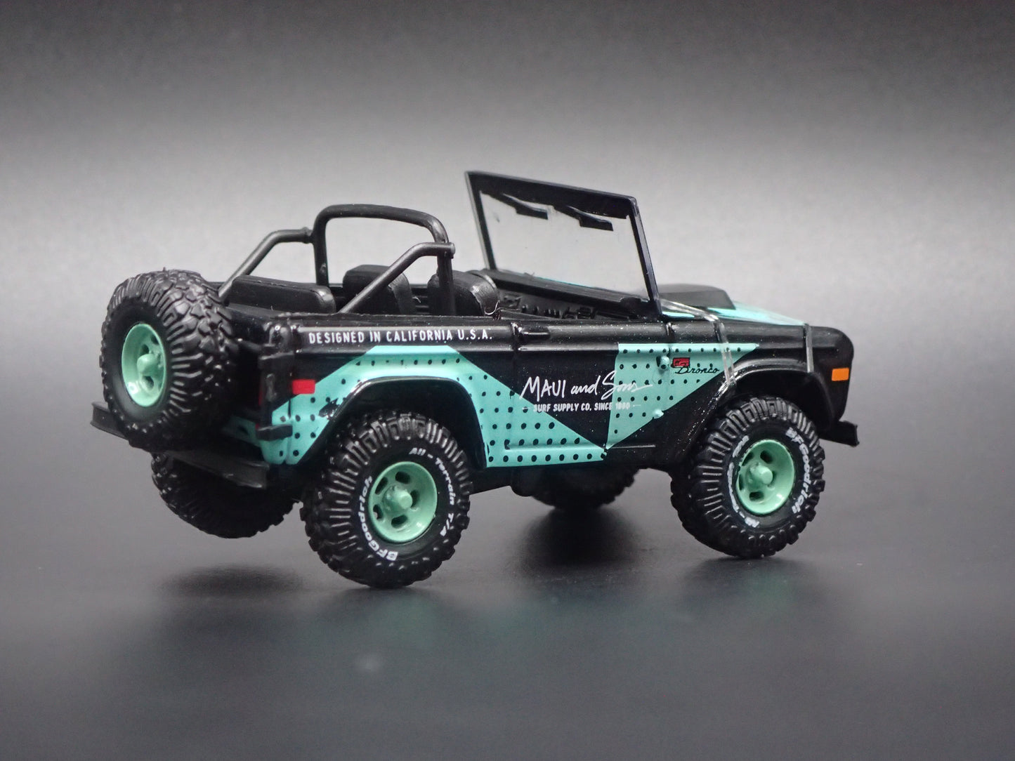 1966 66 FORD BRONCO 4X4 MAUI & SONS 1:64 SCALE DIORAMA DIECAST MODEL CAR