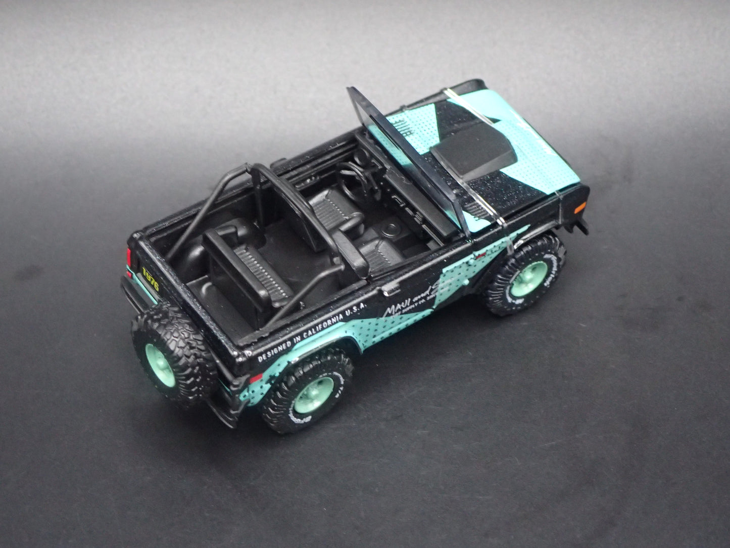 1966 66 FORD BRONCO 4X4 MAUI & SONS 1:64 SCALE DIORAMA DIECAST MODEL CAR