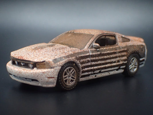 2010-2012 FORD MUSTANG GT 5.0 BARN FIND 1/64 SCALE DIORAMA DIECAST MODEL CAR