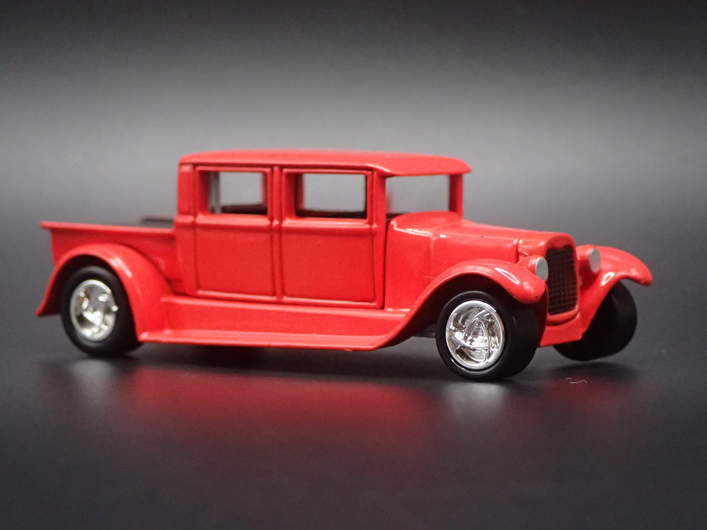 1929 29 FORD CREW CAB PICKUP TRUCK RED 1:64 SCALE DIORAMA DIECAST MODEL CAR