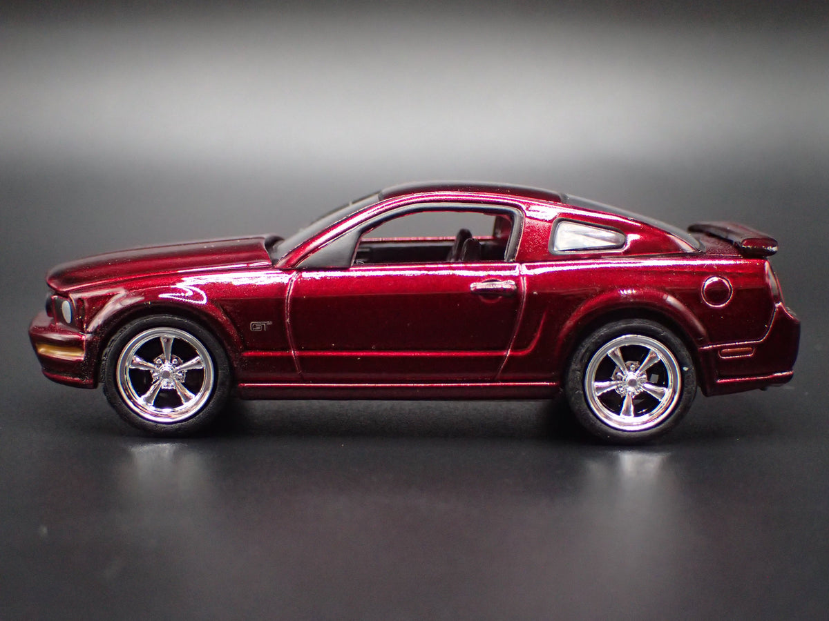 2005-2009 FORD MUSTANG GT RARE 1:64 SCALE COLLECTIBLE DIORAMA DIECAST MODEL CAR