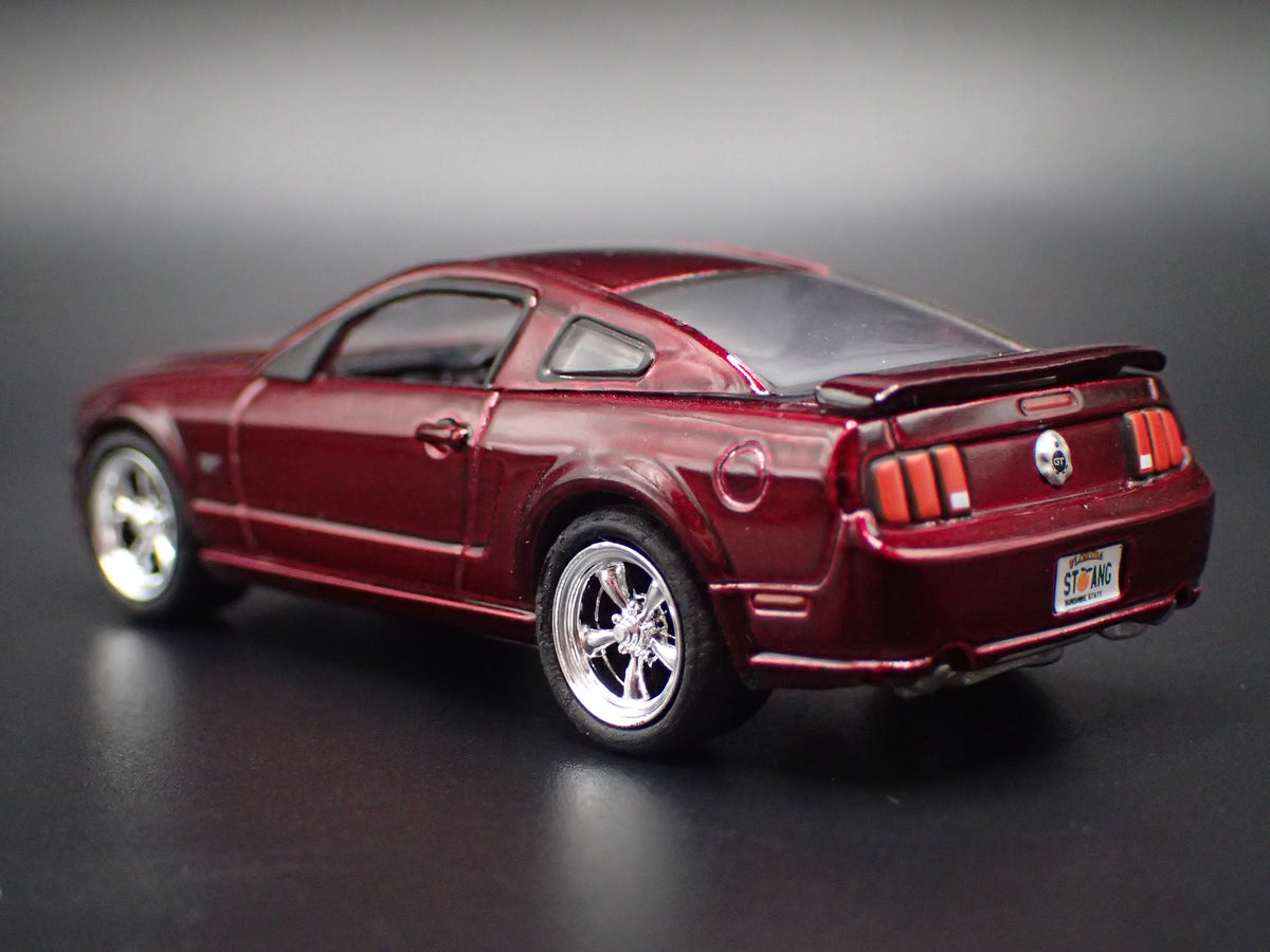 2005-2009 FORD MUSTANG GT RARE 1:64 SCALE COLLECTIBLE DIORAMA DIECAST MODEL CAR