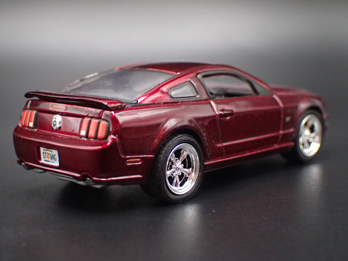 2005-2009 FORD MUSTANG GT RARE 1:64 SCALE COLLECTIBLE DIORAMA DIECAST MODEL CAR