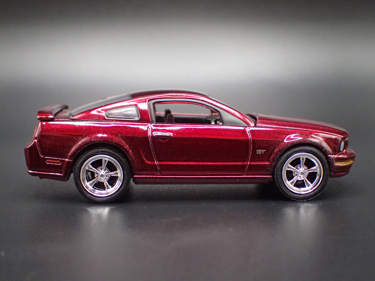 2005-2009 FORD MUSTANG GT RARE 1:64 SCALE COLLECTIBLE DIORAMA DIECAST MODEL CAR