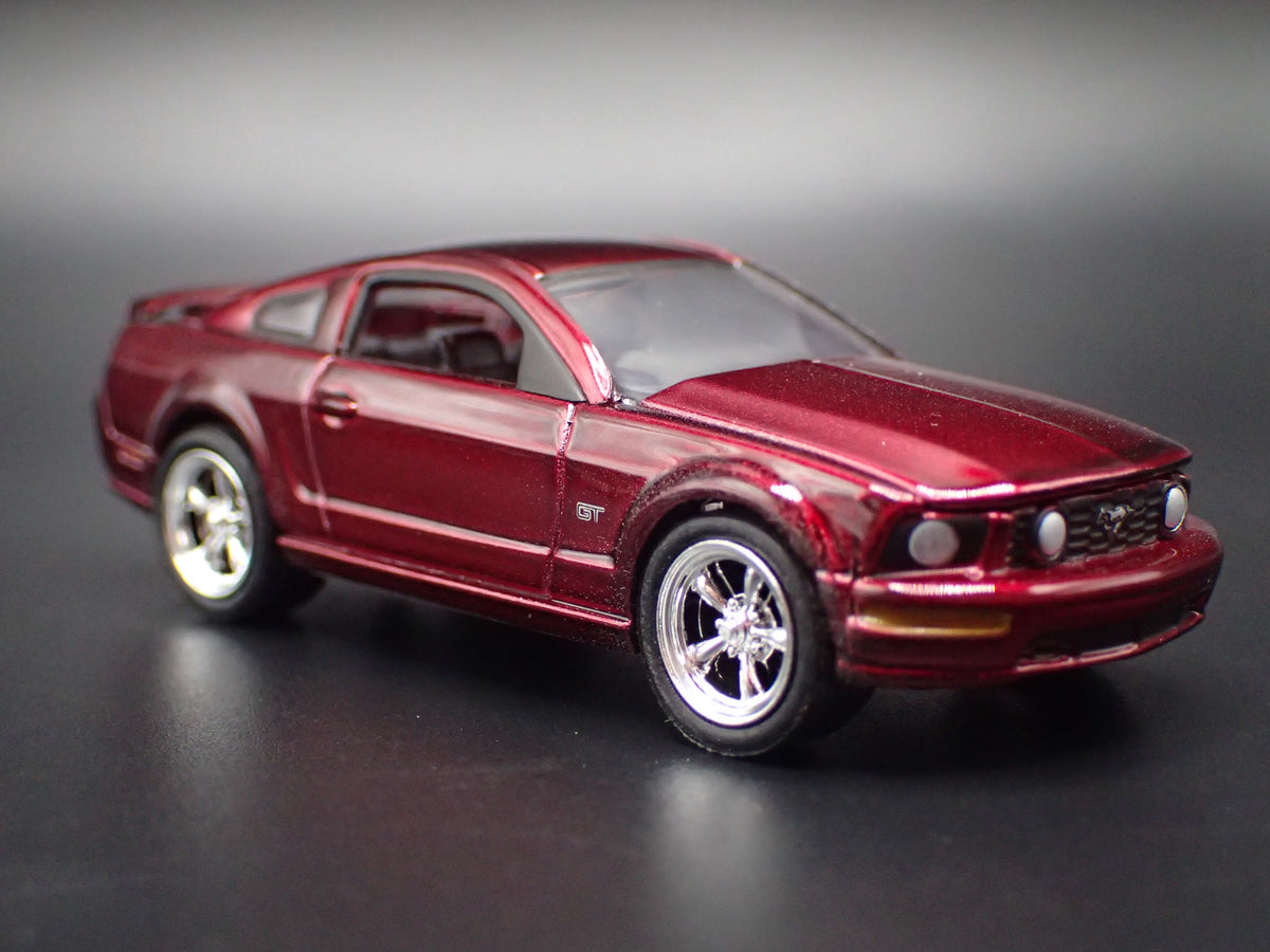 2005-2009 FORD MUSTANG GT RARE 1:64 SCALE COLLECTIBLE DIORAMA DIECAST MODEL CAR