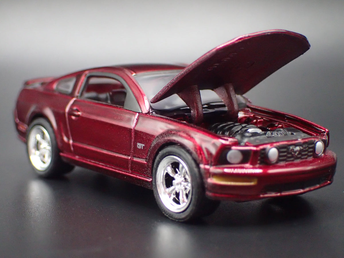2005-2009 FORD MUSTANG GT RARE 1:64 SCALE COLLECTIBLE DIORAMA DIECAST MODEL CAR