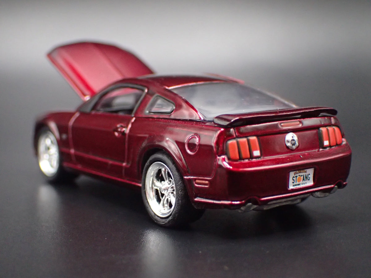 2005-2009 FORD MUSTANG GT RARE 1:64 SCALE COLLECTIBLE DIORAMA DIECAST MODEL CAR
