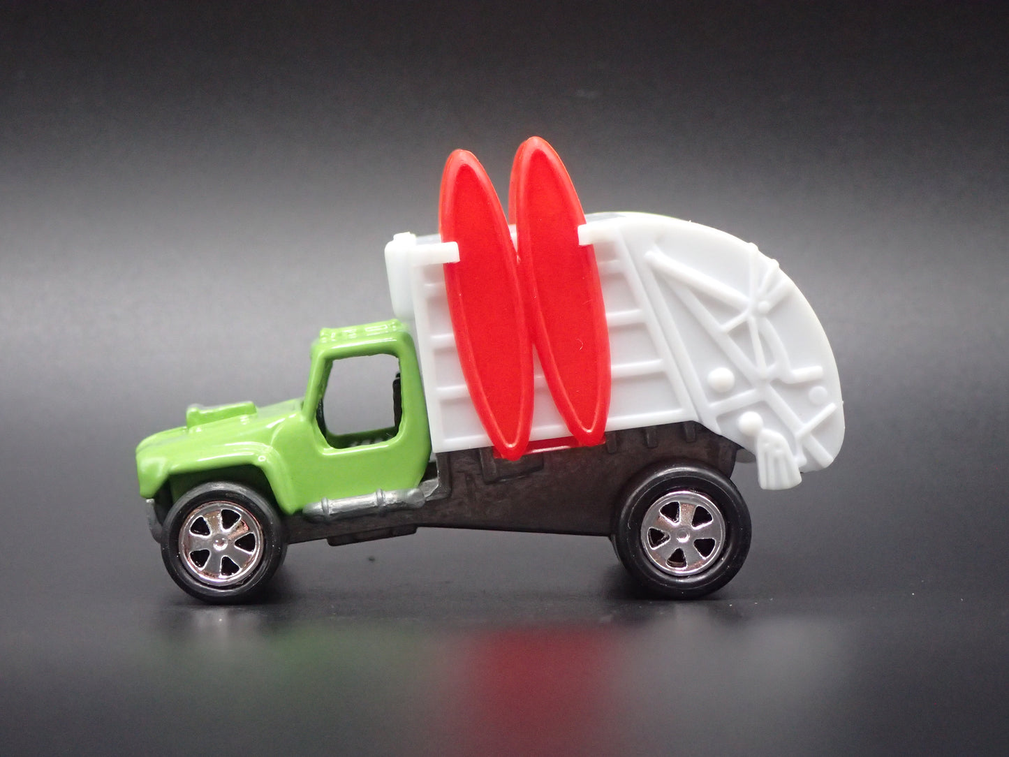GARBAGE TRUCK TOM DANIELS CUSTOM GREEN 1:64 SCALE DIORAMA DIECAST MODEL CAR