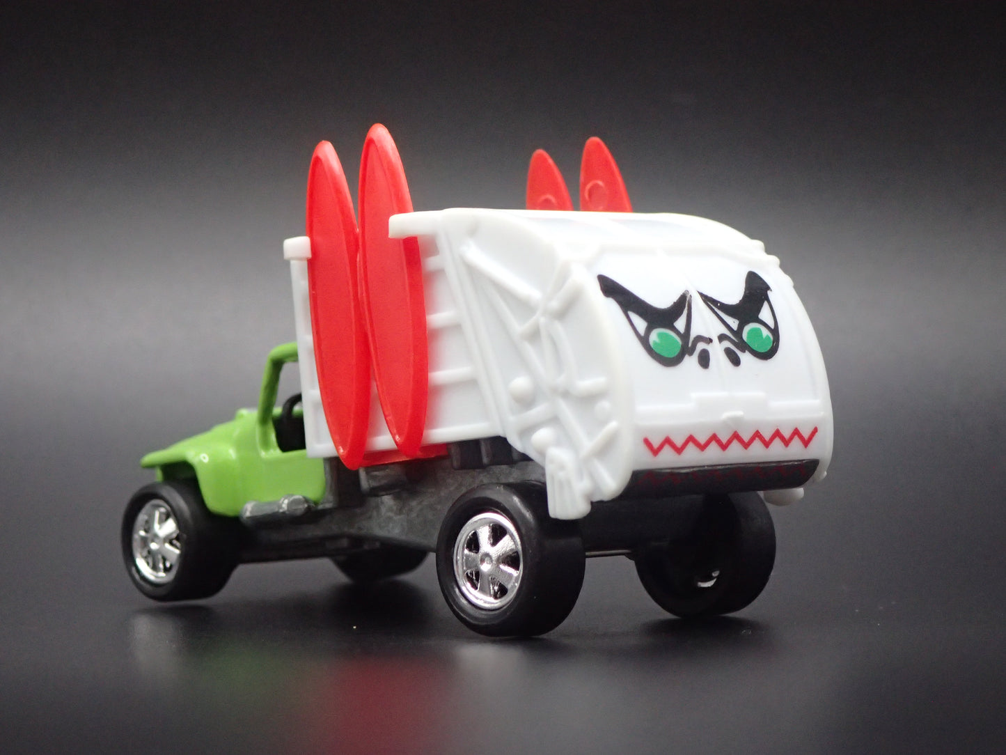 GARBAGE TRUCK TOM DANIELS CUSTOM GREEN 1:64 SCALE DIORAMA DIECAST MODEL CAR