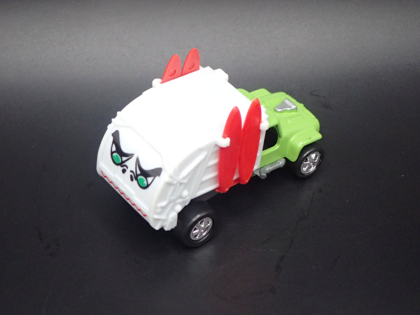 GARBAGE TRUCK TOM DANIELS CUSTOM GREEN 1:64 SCALE DIORAMA DIECAST MODEL CAR