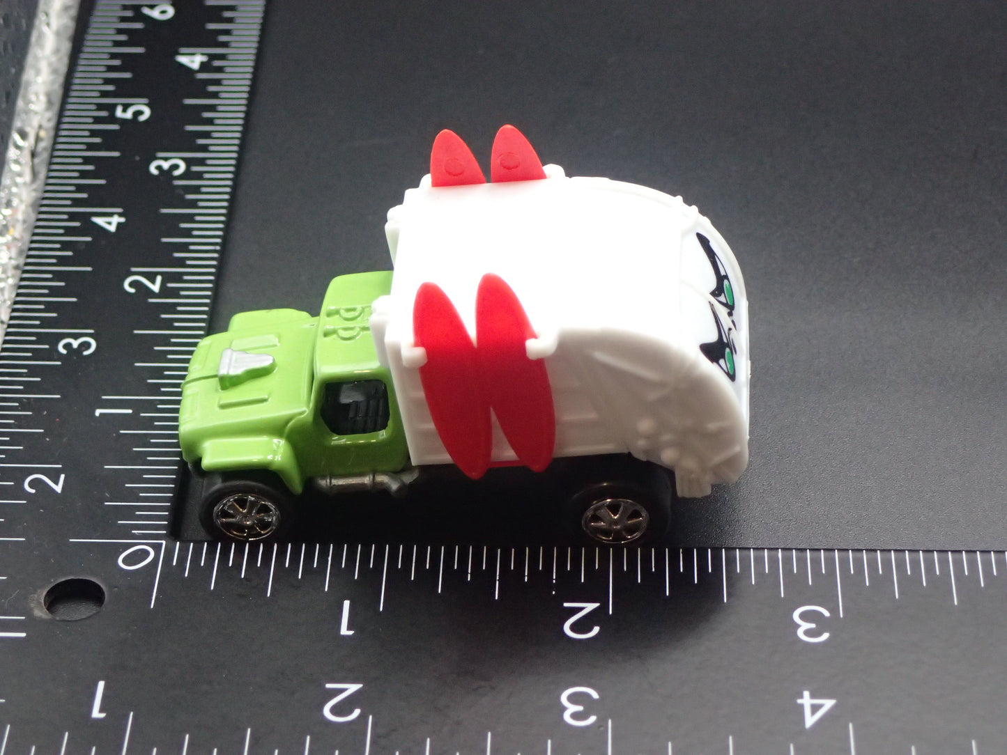 GARBAGE TRUCK TOM DANIELS CUSTOM GREEN 1:64 SCALE DIORAMA DIECAST MODEL CAR