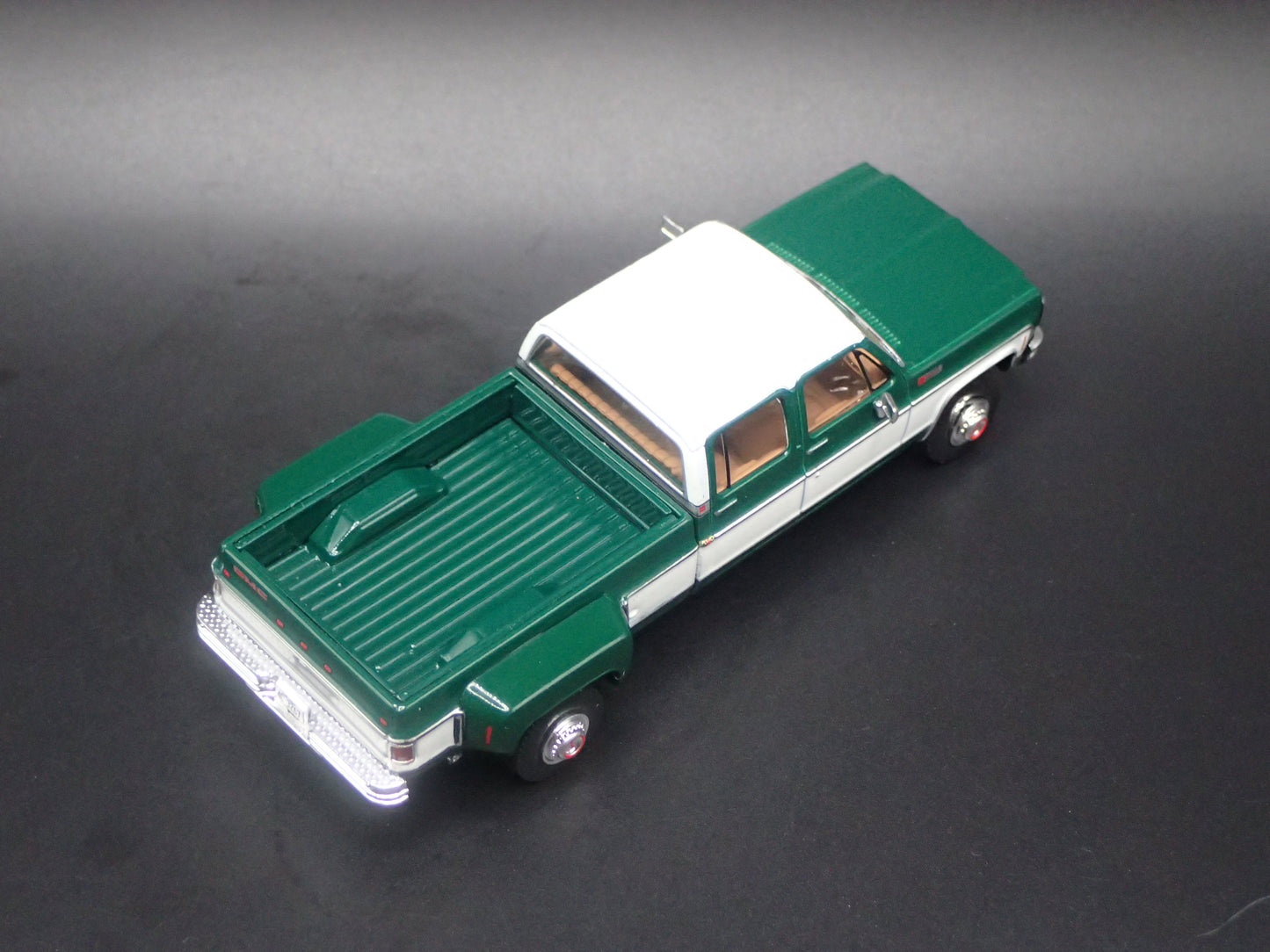 1973 73 GMC SIERRA GRANDE 3500 CREW CAB TRUCK SQUAREBODY 1/64 SCALE DIECAST CAR
