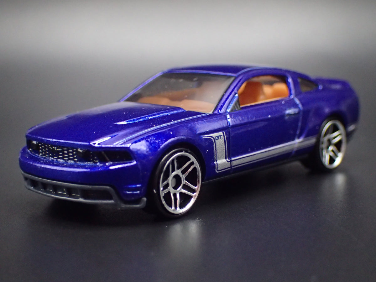 2010-2012 FORD MUSTANG GT BLUE 1:64 SCALE DIORAMA DIECAST MODEL CAR