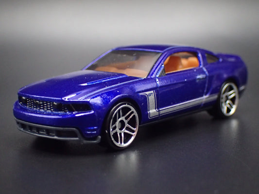 2010-2012 FORD MUSTANG GT BLUE 1:64 SCALE DIORAMA DIECAST MODEL CAR-Burning Rubber Toy Company