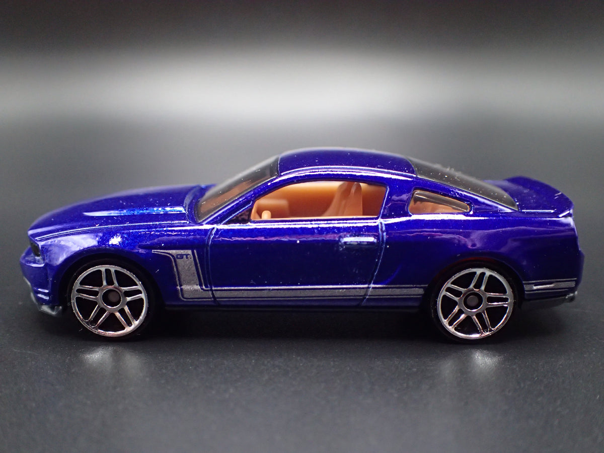 2010-2012 FORD MUSTANG GT BLUE 1:64 SCALE DIORAMA DIECAST MODEL CAR
