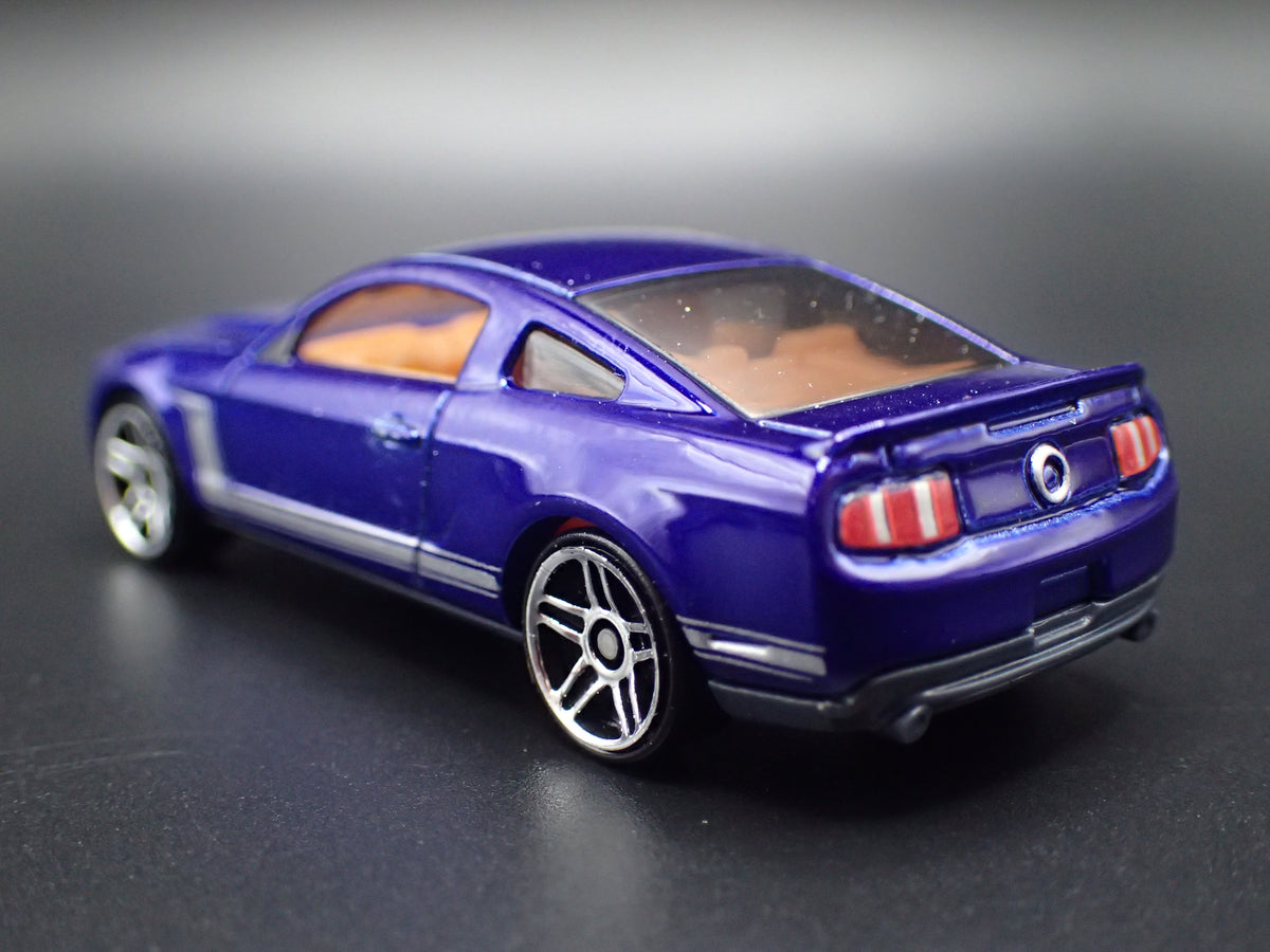 2010-2012 FORD MUSTANG GT BLUE 1:64 SCALE DIORAMA DIECAST MODEL CAR