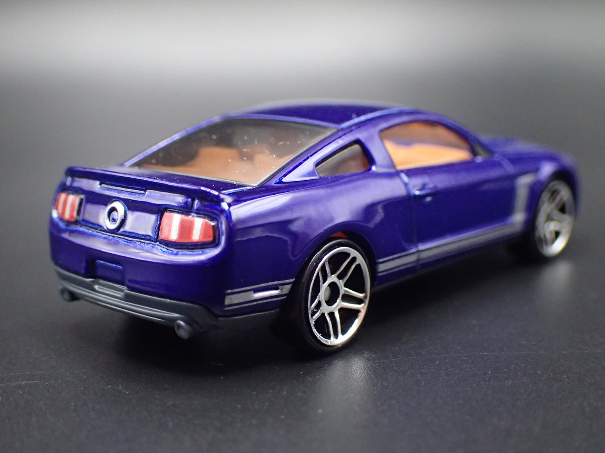 2010-2012 FORD MUSTANG GT BLUE 1:64 SCALE DIORAMA DIECAST MODEL CAR