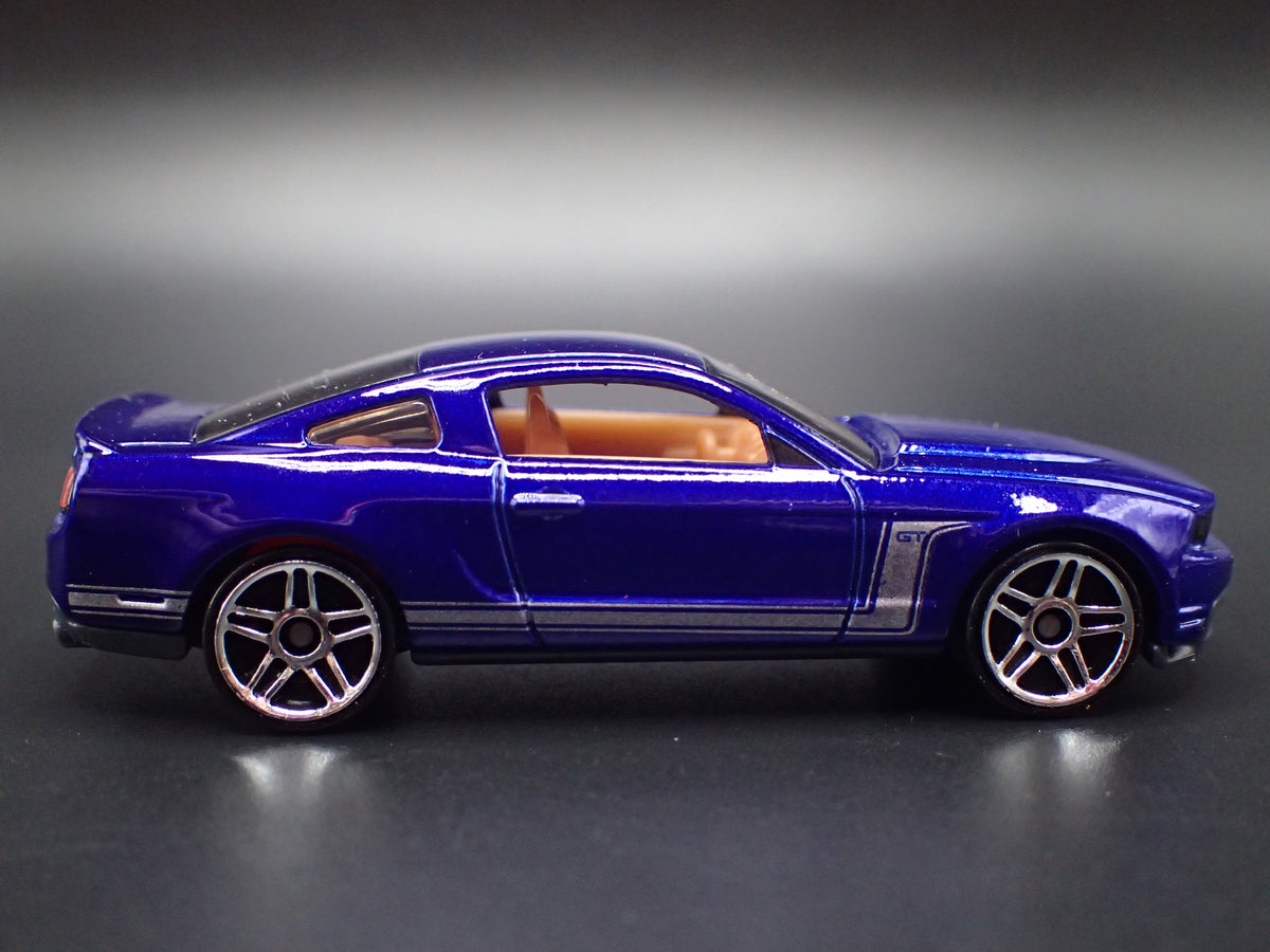 2010-2012 FORD MUSTANG GT BLUE 1:64 SCALE DIORAMA DIECAST MODEL CAR