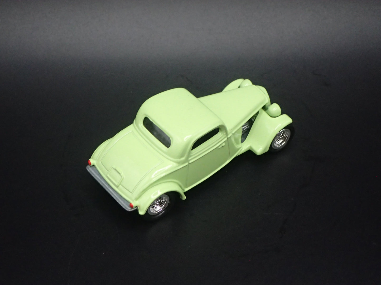 1934 34 FORD COUPE HOT ROD 1:64 SCALE COLLECTIBLE DIORAMA DIECAST MODEL CAR