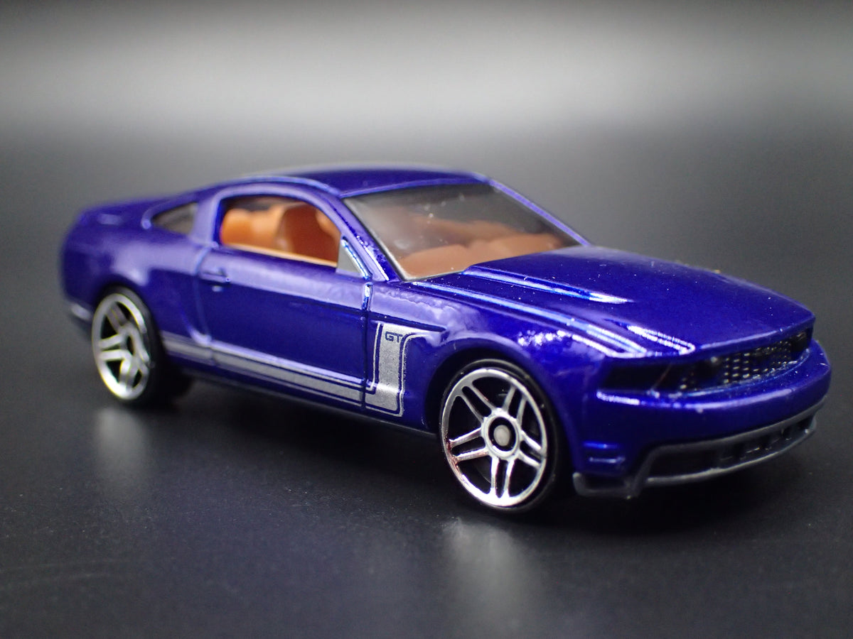 2010-2012 FORD MUSTANG GT BLUE 1:64 SCALE DIORAMA DIECAST MODEL CAR