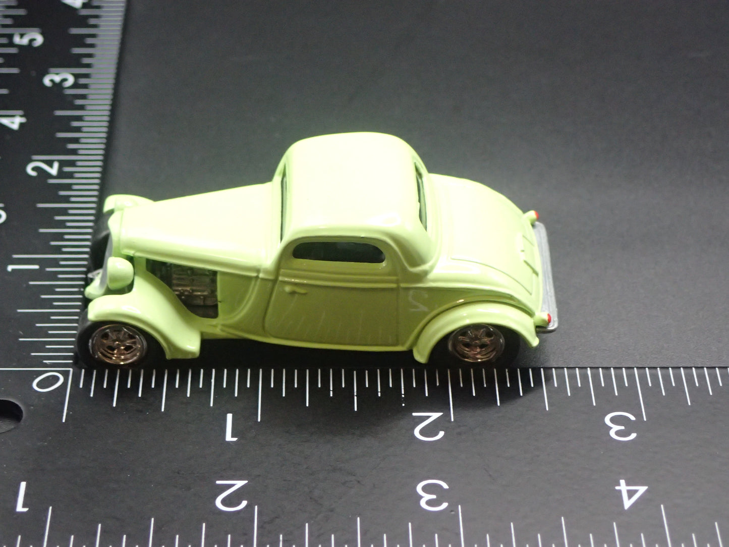 1934 34 FORD COUPE HOT ROD 1:64 SCALE COLLECTIBLE DIORAMA DIECAST MODEL CAR