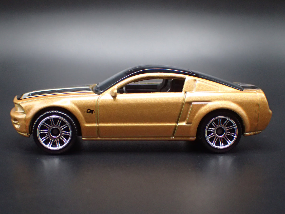 2004 04 FORD MUSTANG GT CONCEPT GOLD 1:64 SCALE COLLECTIBLE DIECAST MODEL CAR