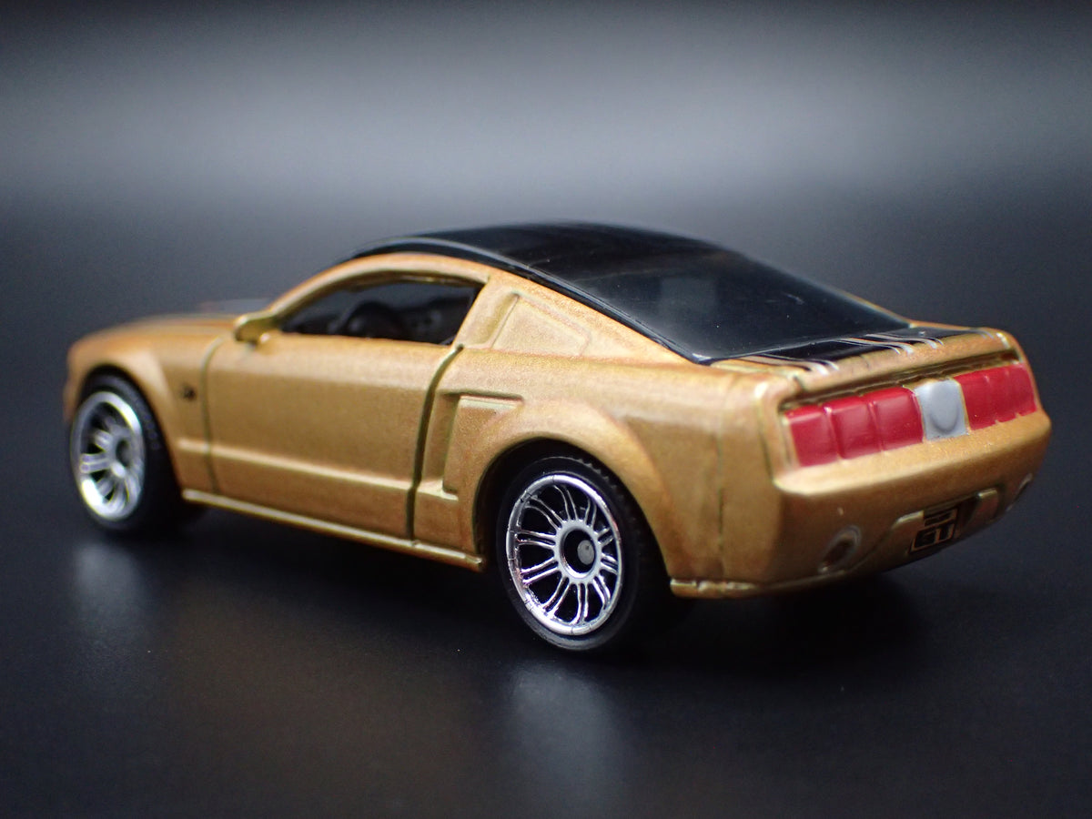 2004 04 FORD MUSTANG GT CONCEPT GOLD 1:64 SCALE COLLECTIBLE DIECAST MODEL CAR