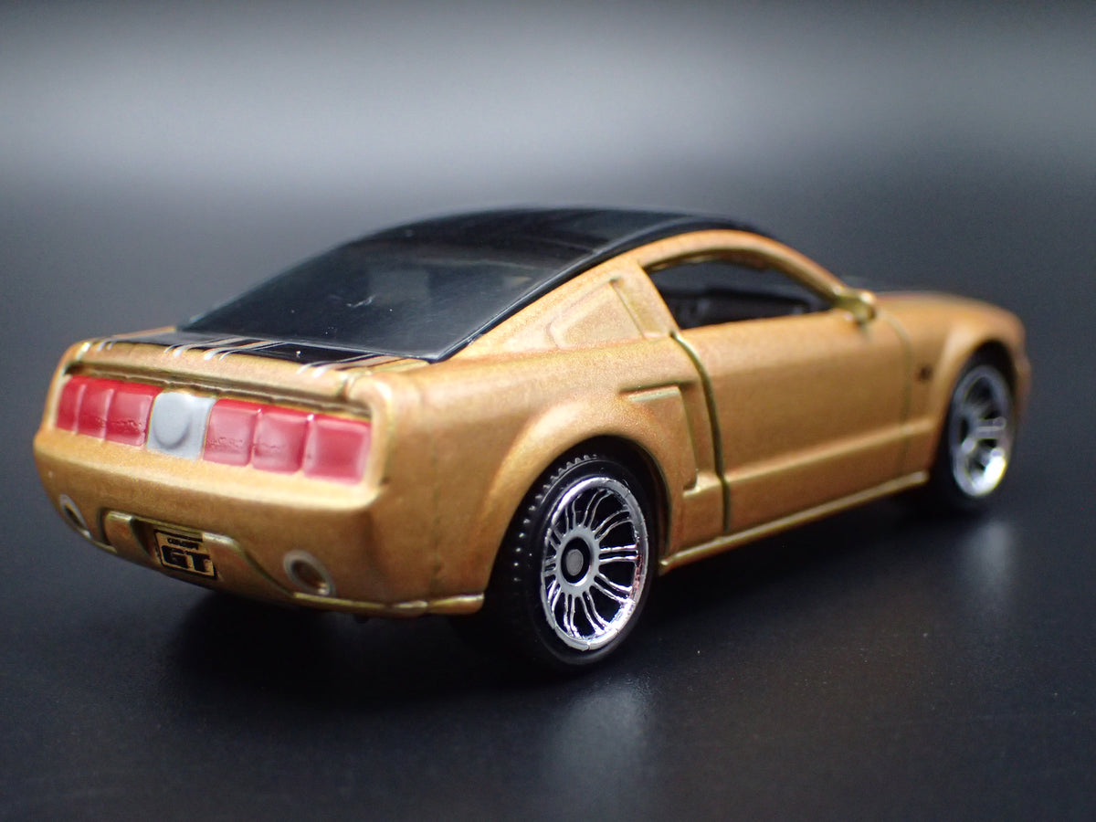 2004 04 FORD MUSTANG GT CONCEPT GOLD 1:64 SCALE COLLECTIBLE DIECAST MODEL CAR