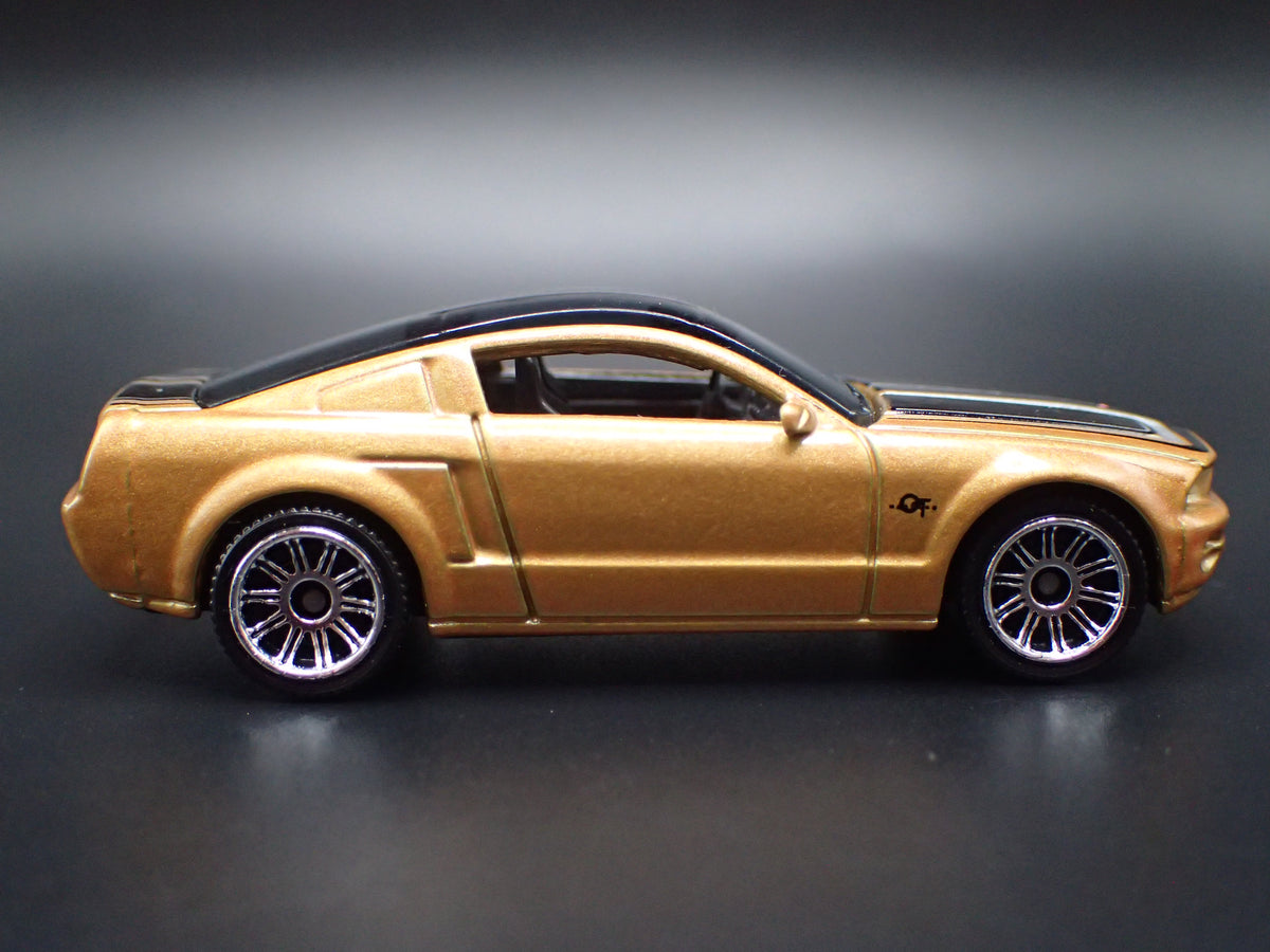 2004 04 FORD MUSTANG GT CONCEPT GOLD 1:64 SCALE COLLECTIBLE DIECAST MODEL CAR