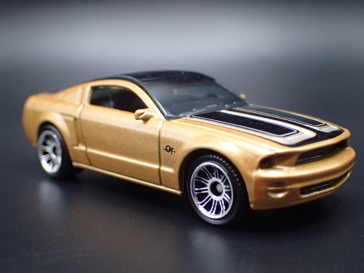 2004 04 FORD MUSTANG GT CONCEPT GOLD 1:64 SCALE COLLECTIBLE DIECAST MODEL CAR