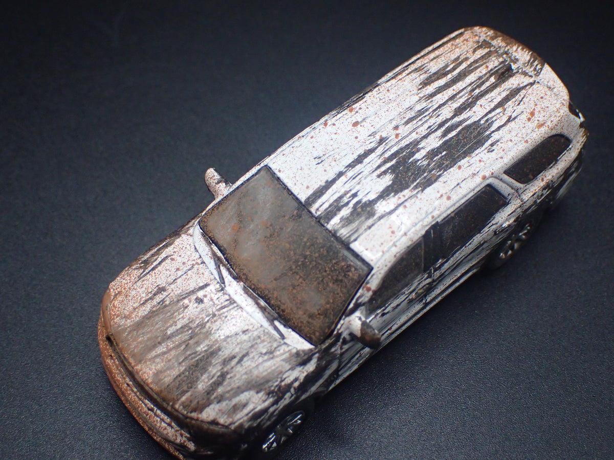 2018-2025 DODGE DURANGO SUV WRECKED 1:64 SCALE DIORAMA DIECAST MODEL CAR