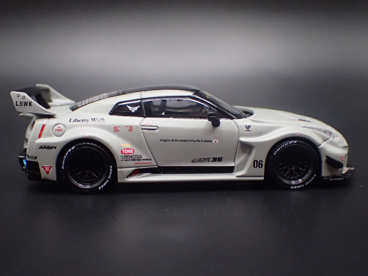 LBWK LB-SILHOUETTE WORKS GT NISSAN 35GT-RR R35 1:64 SCALE DIECAST MODEL CAR