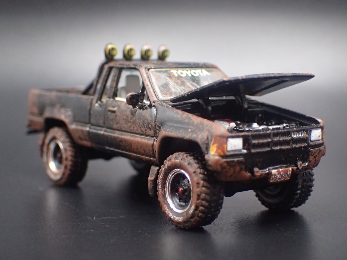 1984-1988 TOYOTA SR5 PICKUP TRUCK MUDDY 1/64 SCALE COLLECTIBLE DIECAST MODEL CAR