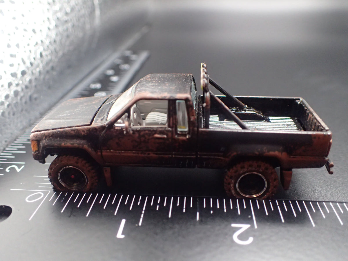 1984-1988 TOYOTA SR5 PICKUP TRUCK MUDDY 1/64 SCALE COLLECTIBLE DIECAST MODEL CAR