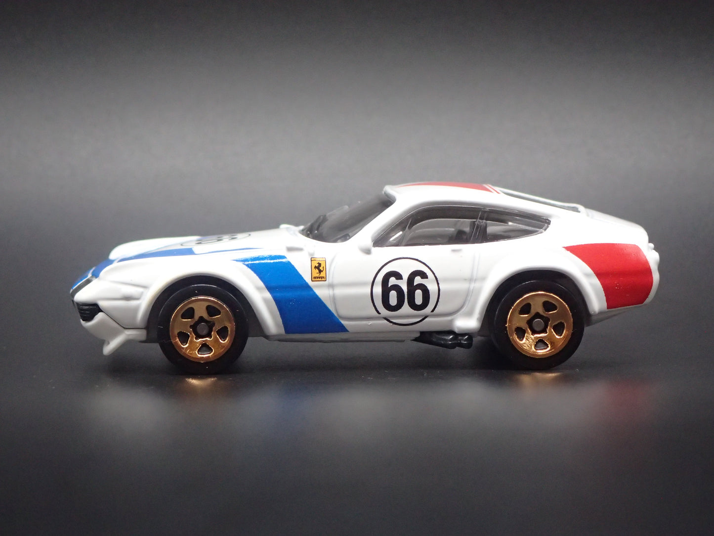 1968-1973 FERRARI 365 GTB4 COMPETIZIONE WHITE 1:64 SCALE DIORAMA DIECAST MODEL CAR