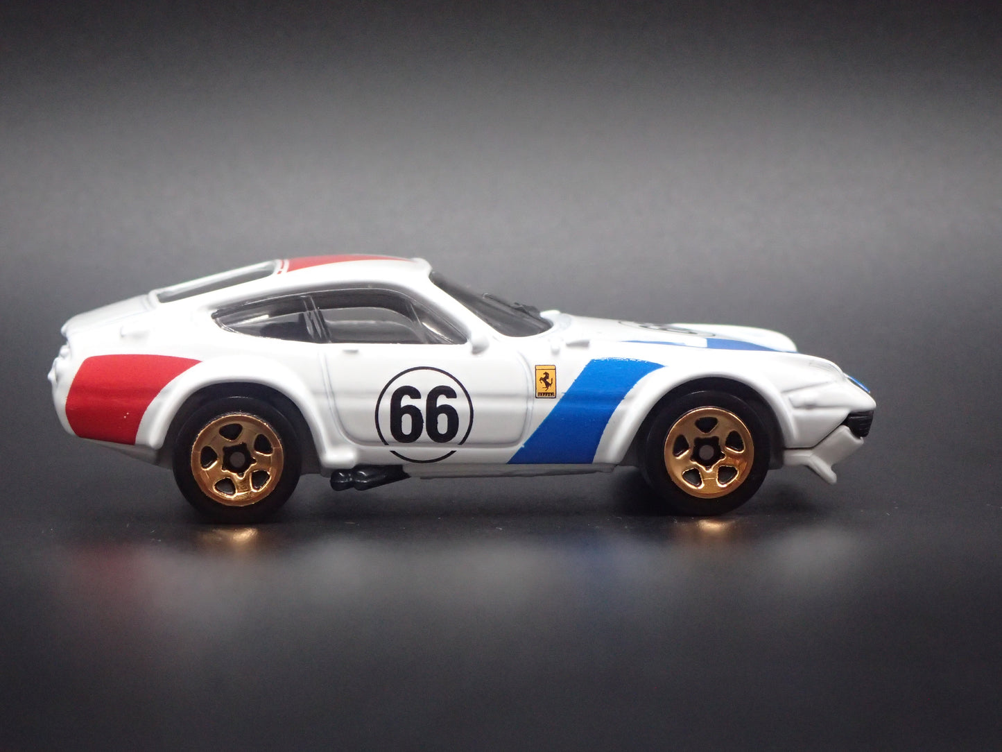 1968-1973 FERRARI 365 GTB4 COMPETIZIONE WHITE 1:64 SCALE DIORAMA DIECAST MODEL CAR