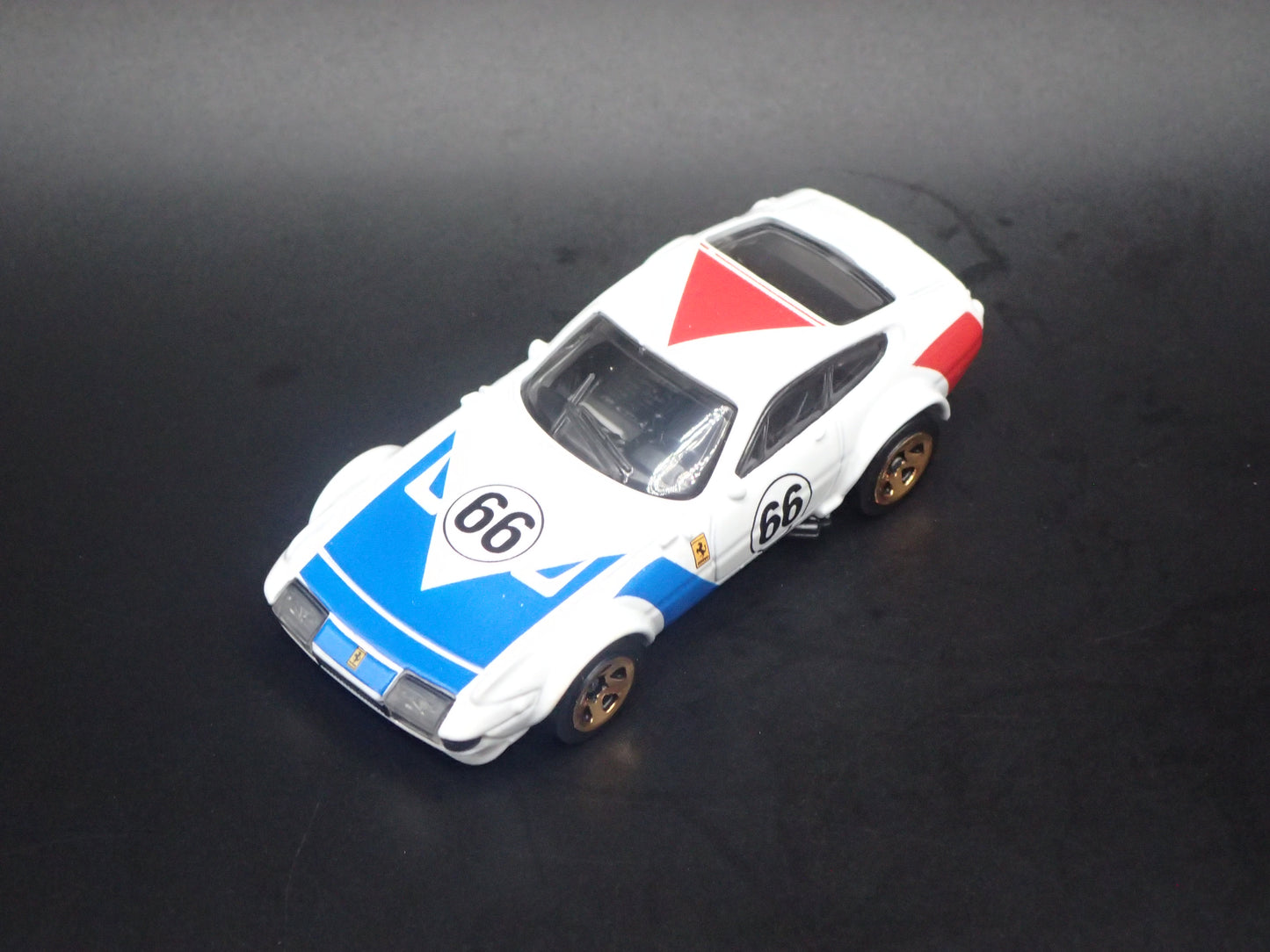 1968-1973 FERRARI 365 GTB4 COMPETIZIONE WHITE 1:64 SCALE DIORAMA DIECAST MODEL CAR