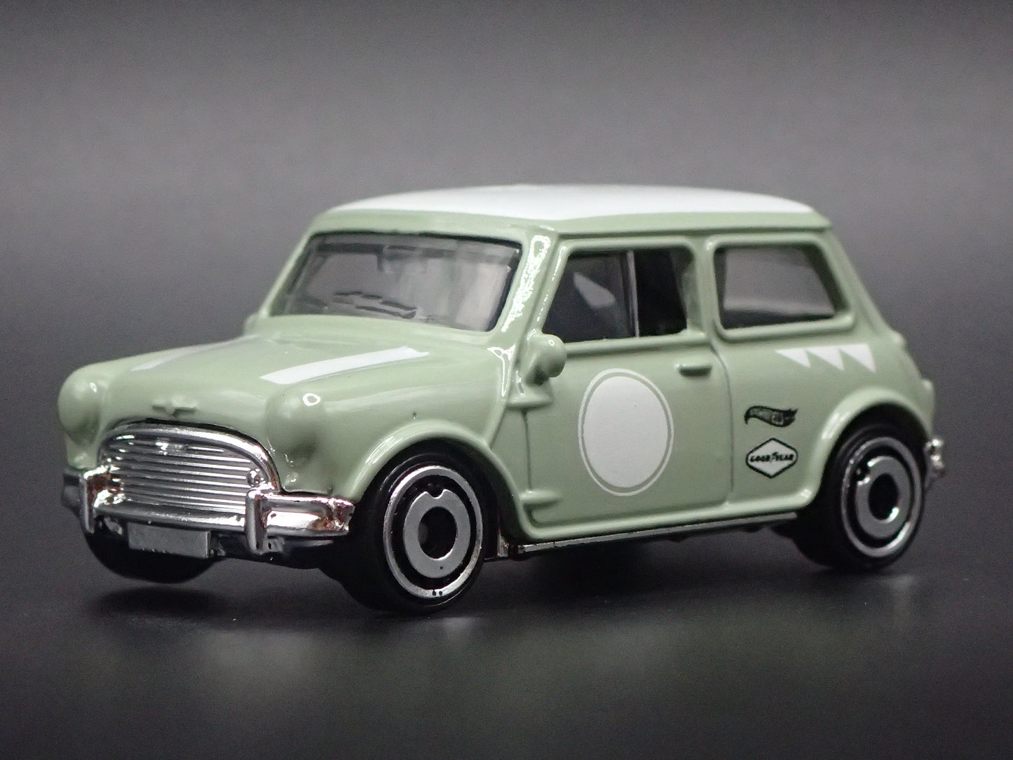 1969-1976 AUSTIN MINI COOPER S GREEN 1:64 SCALE DIORAMA DIECAST MODEL CAR