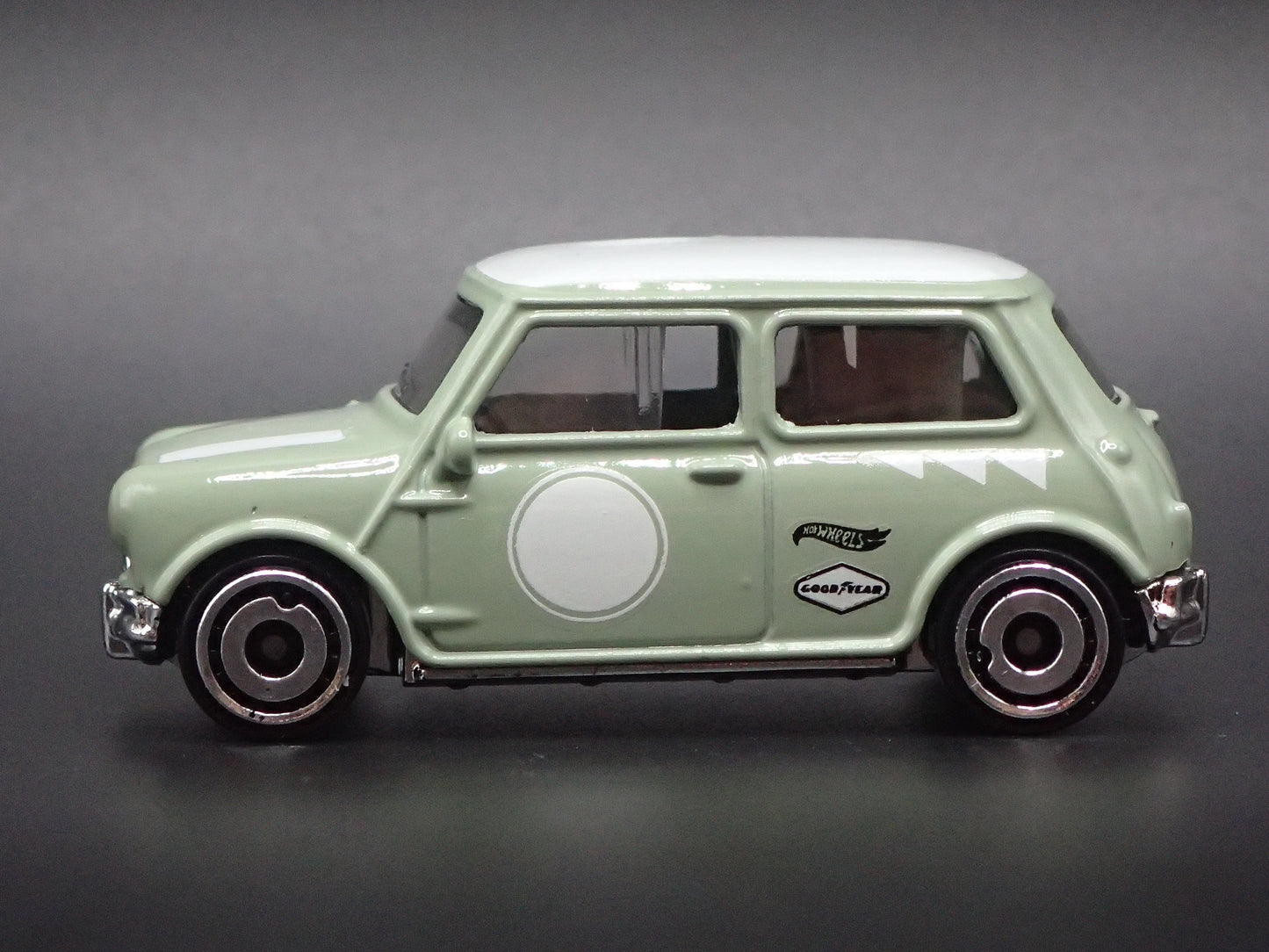 1969-1976 AUSTIN MINI COOPER S GREEN 1:64 SCALE DIORAMA DIECAST MODEL CAR