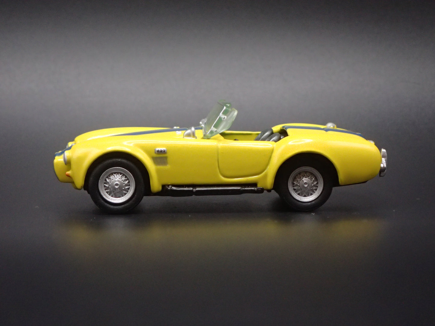 1966 66 SHELBY COBRA 427 S/C YELLOW 1:64 SCALE DIORAMA DIECAST MODEL CAR
