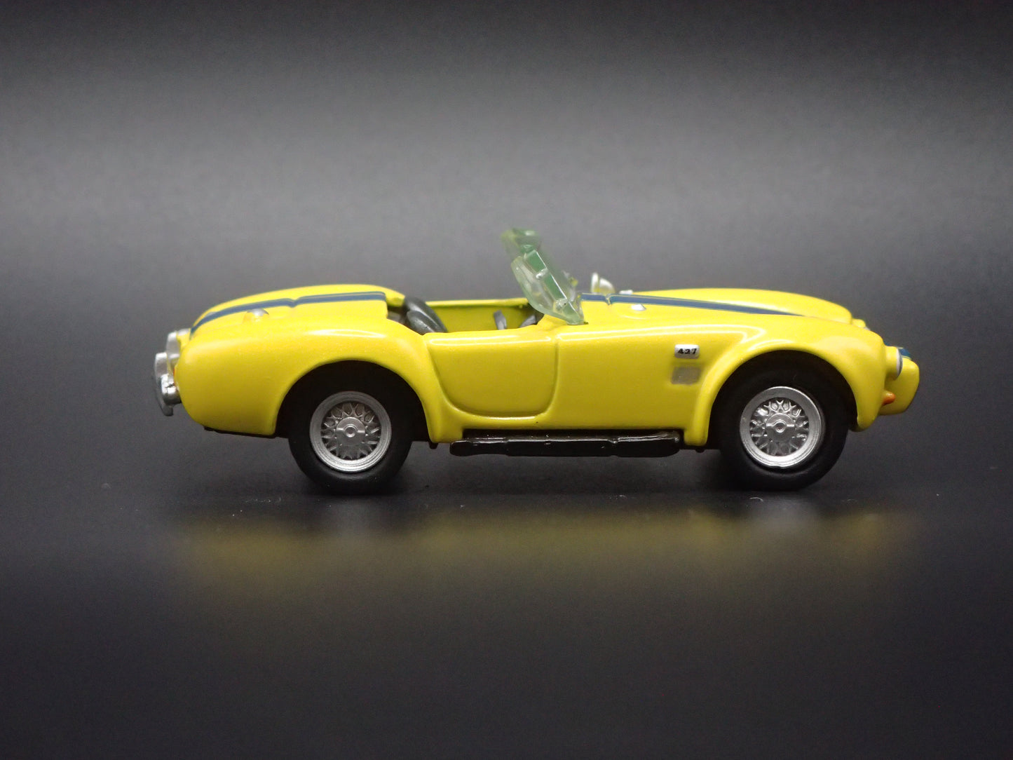 1966 66 SHELBY COBRA 427 S/C YELLOW 1:64 SCALE DIORAMA DIECAST MODEL CAR
