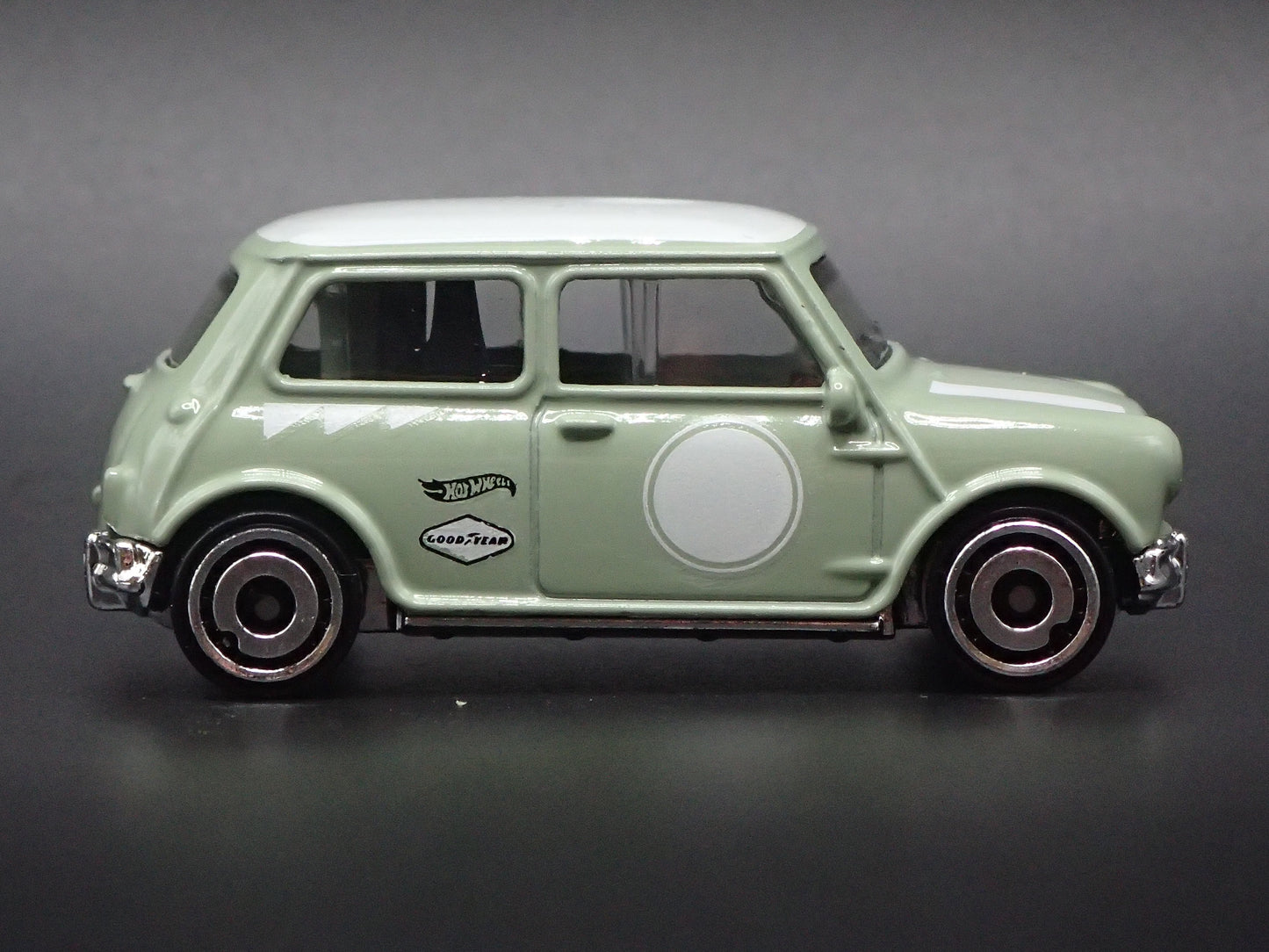 1969-1976 AUSTIN MINI COOPER S GREEN 1:64 SCALE DIORAMA DIECAST MODEL CAR