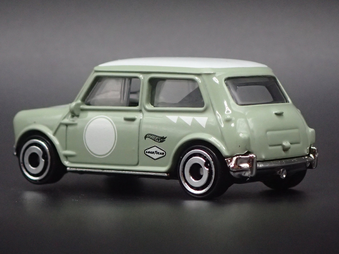 1969-1976 AUSTIN MINI COOPER S GREEN 1:64 SCALE DIORAMA DIECAST MODEL CAR