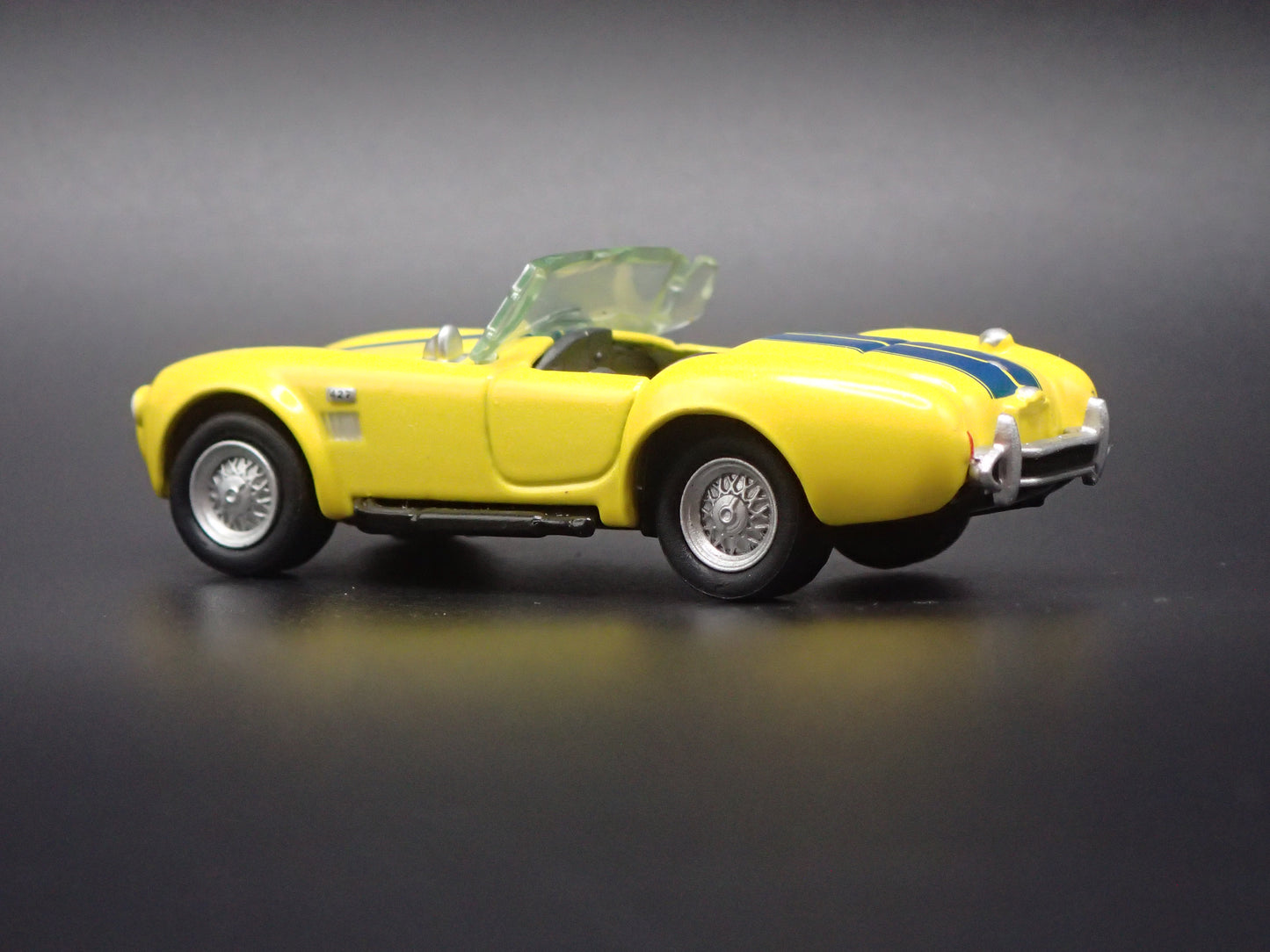 1966 66 SHELBY COBRA 427 S/C YELLOW 1:64 SCALE DIORAMA DIECAST MODEL CAR