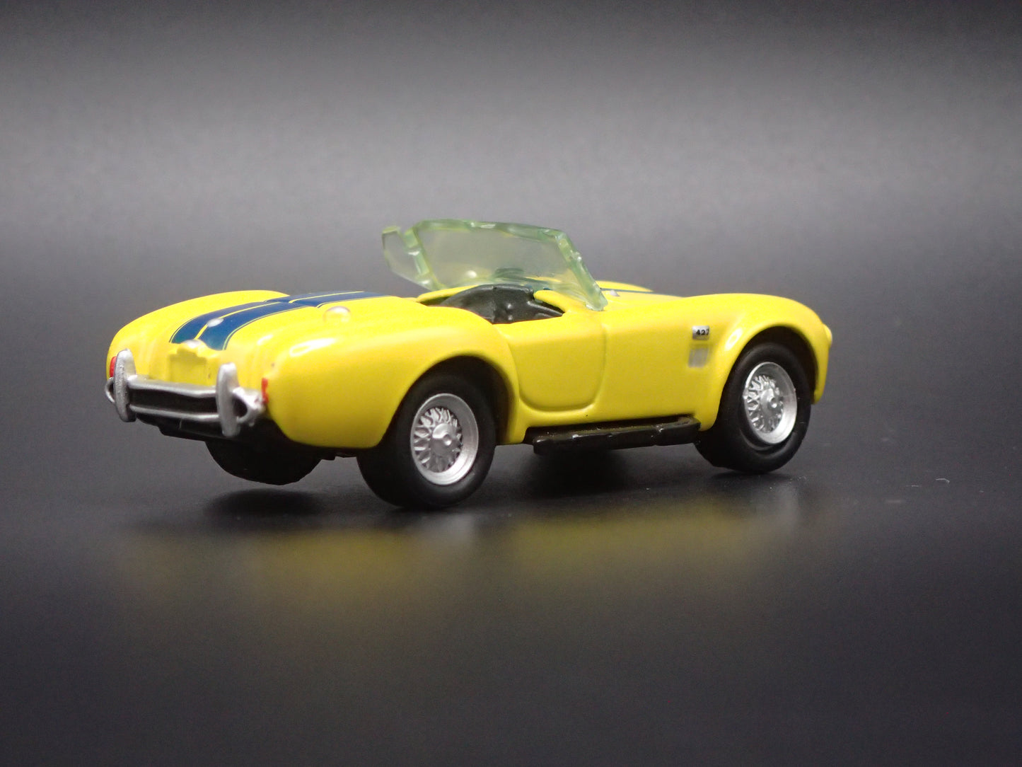 1966 66 SHELBY COBRA 427 S/C YELLOW 1:64 SCALE DIORAMA DIECAST MODEL CAR