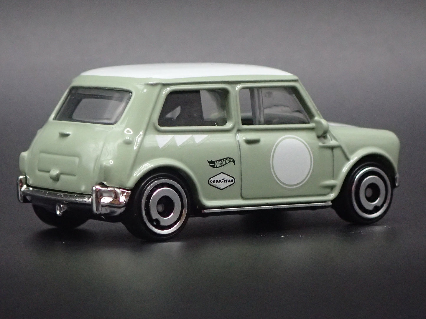 1969-1976 AUSTIN MINI COOPER S GREEN 1:64 SCALE DIORAMA DIECAST MODEL CAR